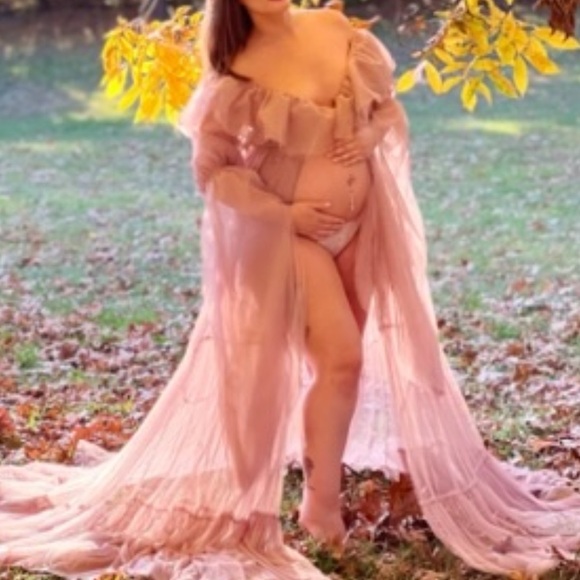 Maternity Photoshoot Ready Gown - Picture 1 of 5